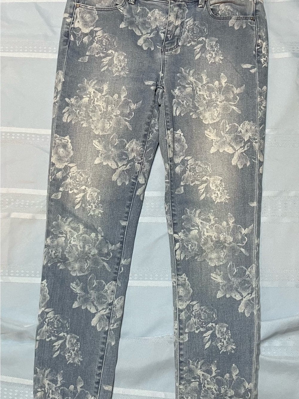 Women's Gray Floral Skinny Jeans